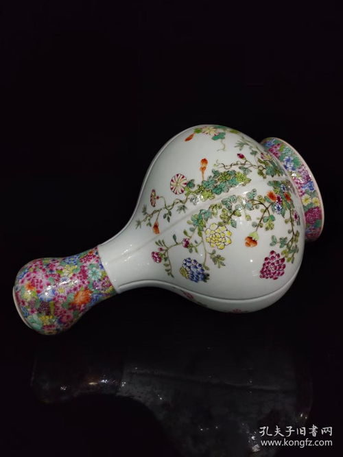 清乾隆手绘粉彩花卉纹精品瓶,包浆厚重,瓷质细腻,完整全品,成色如图
